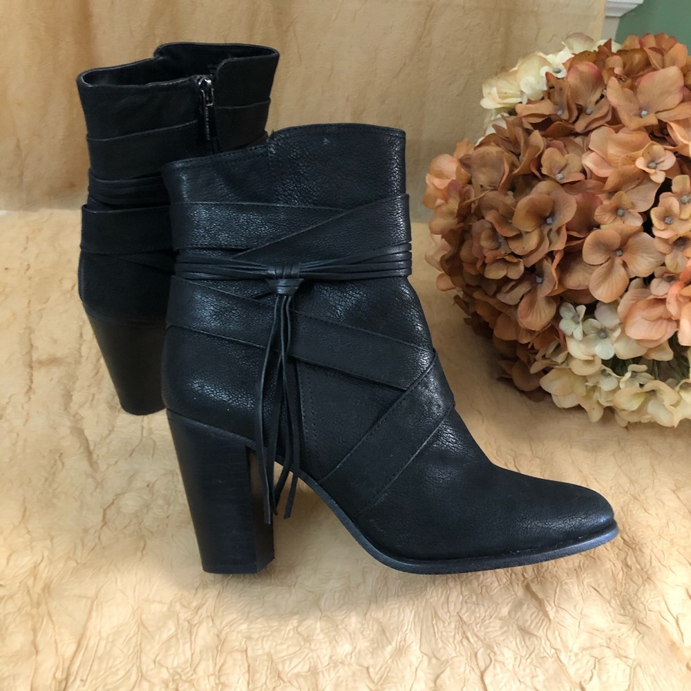 Vince camuto Ferrah black leather booties. SZ 9.5